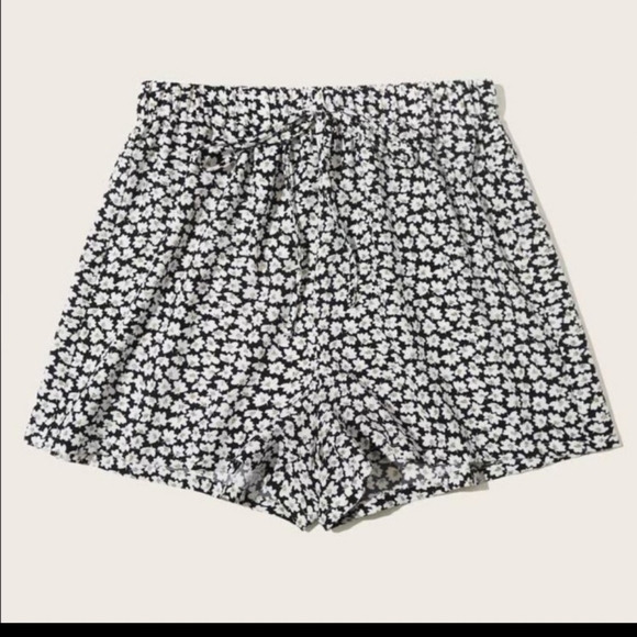 Daisy Drawstring Shorts - Picture 3 of 6